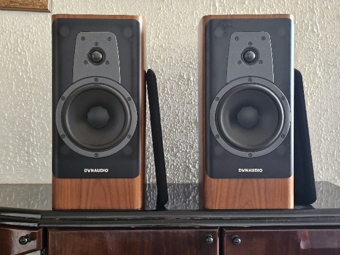 Dynaudio Contour 20i.jpg