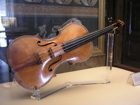 800px-PalacioReal_Stradivarius1.jpg