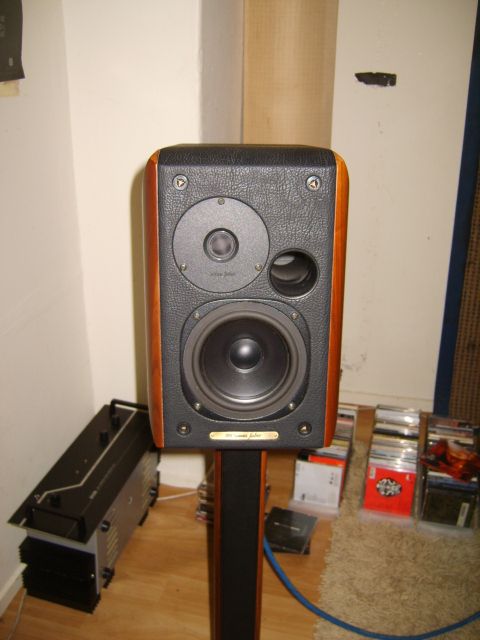 s8001735am3.jpg