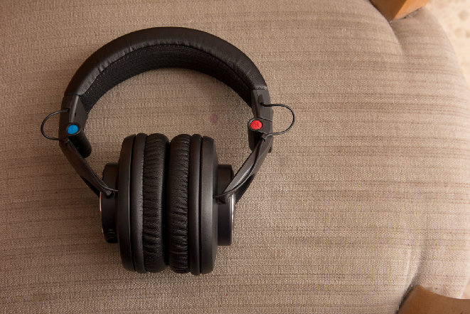 Shure-SRH840-Closeup_lowres.jpg
