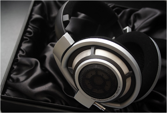 img_sennheiser_hd_800_headphones_3.jpg