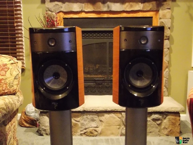 829570-focal-1007-be-speakers-and-dedicated-stands.jpg