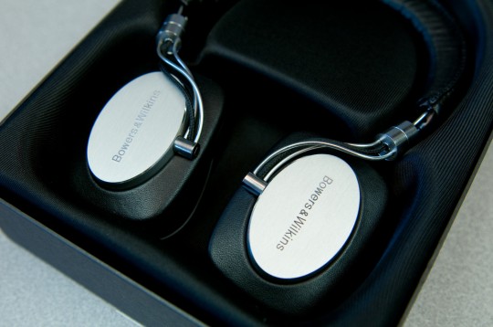 b-w_p5_headphones_unboxed_1-540x358.jpg