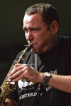 Gilad_atzmon_solo_by_Howard_denner.jpg