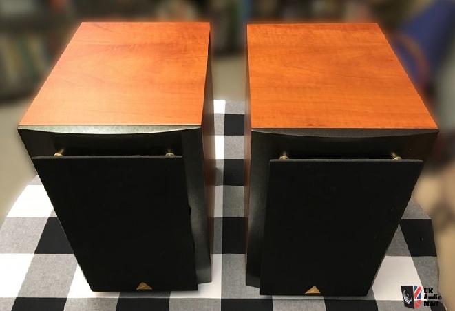 1865917-triangle-titus-202-bookshelf-speakers.jpg