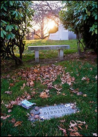 430px-Leonard_Bernstein_Grave%2C_Sunset%2C_Green-Wood_Cemetery.jpg