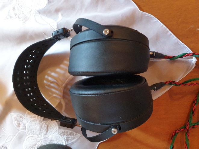 AUDEZE LCD XC CLOSED.jpg