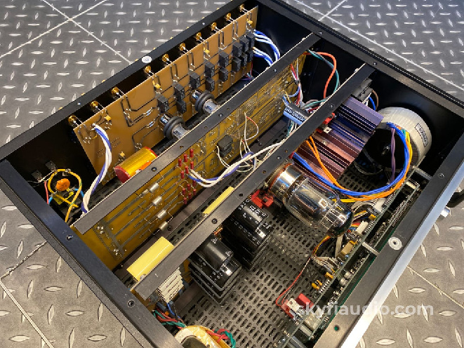 audio-research-reference-3-ref3-all-tube-line-preamplifier-625.jpg