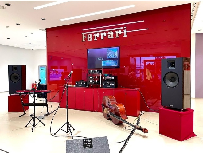 MAVIS-FERRARI2.jpg