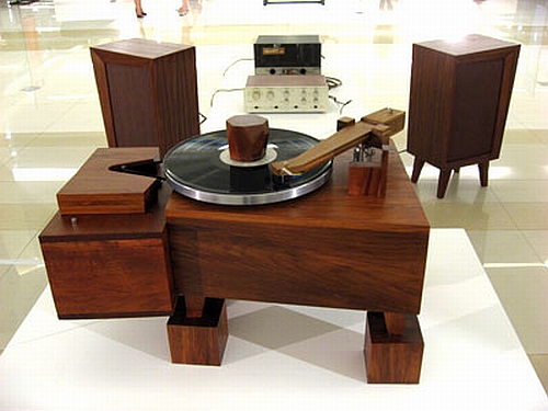 Chaba___wooden_Dog_Singing_For_Show1.jpg