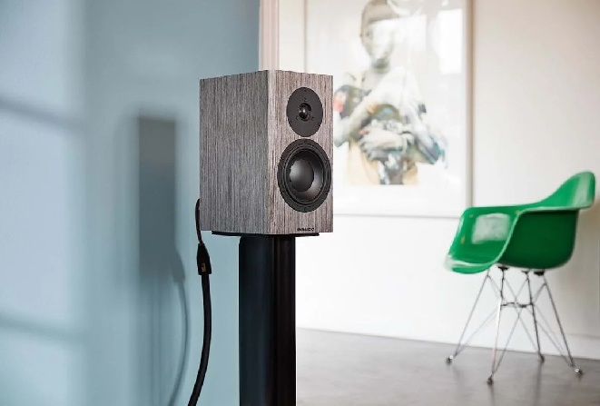 dynaudio-special-40-lifestyle-grey-birch-02.jpg